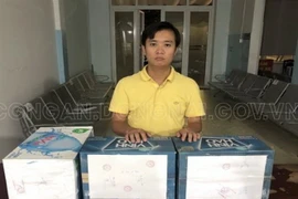 Đối tượng Trịnh Đình Hải và tang vật tại Cơ quan công an. (Ảnh: TTXVN phát)