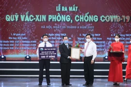 Ông Lê Văn Kiểm Chủ tịch Hội đồng quản trị Công ty Đầu tư và Kinh doanh Golf Long Thành ủng hộ 500 tỷ vào Quỹ vaccine phòng COVID-19. (Ảnh: Dương Giang/TTXVN)