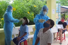 Test nhanh COVID-19. (Nguồn: TTXVN)