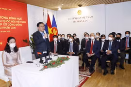 Chủ tịch Quốc hội Vương Đình Huệ nói chuyện với cán bộ, nhân viên Đại sứ quán và cộng đồng người Việt Nam tại Phần Lan. (Ảnh: Doãn Tấn/TTXVN)