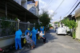 Người dân khu phố 4 (phường Phú Lợi, thành phố Thủ Dầu Một, tỉnh Bình Dương) test nhanh để quét F0 ra khỏi cộng đồng. (Ảnh: Chí Tưởng/TTXVN)