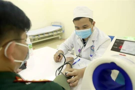 Thành viên Ban Chỉ đạo phòng chống COVID-19 thành phố Vĩnh Yên, tỉnh Vĩnh Phúc được kiểm tra sức khỏe trước khi tiêm vaccine phòng COVID-19. (Ảnh: Hoàng Hùng/TTXVN)