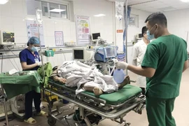 Các bác sỹ Bệnh viện Đa khoa 115 Nghệ An cấp cứu nạn nhân vụ tai nạn. (Ảnh: Tá Chuyên/TTXVN)