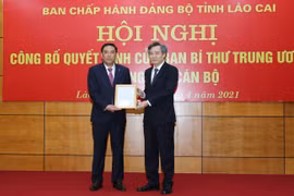 Phó trưởng Ban Tổ chức Trung ương Nguyễn Quang Dương trao quyết định của Ban Bí thư Trung ương Đảng cho ông Hoàng Giang. (Nguồn: Báo Lào Cai)