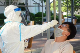 Lấy mẫu xét nghiệm SARS-CoV-2. (Ảnh: TTXVN)
