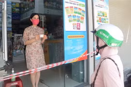 Nhà sách Giáo dục-Công ty Cổ phần sách và Thiết bị Giáo dục Miền Trung (địa chỉ 272, Trần Cao Vân, quận Thanh Khê) đang ở vùng đỏ nhưng được phép mở cửa hoạt động. (Ảnh: Văn Dũng/TTXVN)