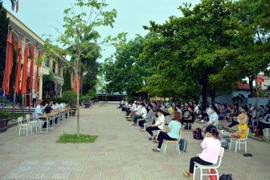 481 công dân huyện Ý Yên, tỉnh Nam Định đã hoàn thành thời gian cách ly tập trung 21 ngày tại cơ sở cách ly tập trung của huyện. (Ảnh: Văn Đạt/TTXVN)