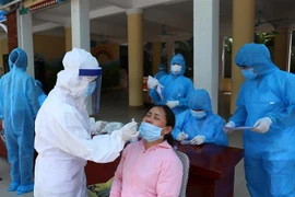 Lấy mẫu xét nghiệm cho người dân trên địa bàn Trại Găng, quận Hai Bà Trưng, Hà Nội. (Ảnh: Hoàng Hiếu/TTXVN)