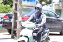 Người dân khi tham gia giao thông giữa nắng nóng. (Ảnh: Tuấn Đức/TTXVN)