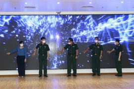 Thượng tướng Võ Minh Lương và các đại biểu nhấn nút khai trương Tổng đài đa kênh 19001175. (Ảnh: Hồng Pha/TTXVN phát)