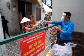 Liên đoàn Lao động quận Bình Thạnh trao quà cho người lao động trong khu vực phong tỏa. (Ảnh: Thanh Vũ/TTXVN)