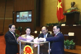 Các lãnh đạo Đảng, Nhà nước bỏ phiếu miễn nhiệm một số Phó Chủ tịch Quốc hội. (Ảnh: Văn Điệp/TTXVN)