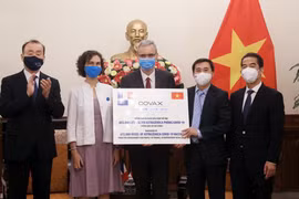 Thứ trưởng Ngoại giao Tô Anh Dũng và Thứ trưởng Bộ Y tế Trần Văn Thuấn tiếp nhận tượng trưng 672.000 liều vaccine AstraZeneca do Chính phủ và nhân dân Pháp ủng hộ. (Ảnh: Lâm Khánh/TTXVN)
