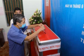 Cử tri xã Tráng Việt, huyện Mê Linh, thành phố Hà Nội bỏ phiếu bầu cử lại Hội đồng nhân dân cấp xã. (Ảnh: Nguyễn Điệp/TTXVN)