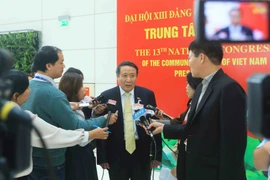 Ông Hà Sỹ Đồng (Đoàn đại biểu Đảng bộ tỉnh Quảng Trị) trả lời phỏng vấn của phóng viên các cơ quan thông tấn, báo chí. (Ảnh: TTXVN)