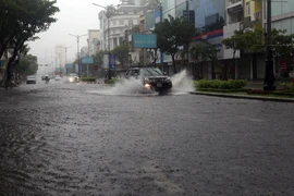 Tuyến đường Nguyễn Văn Linh bị ngập nước do mưa lớn liên tiếp. (Ảnh: Trần Lê Lâm/TTXVN)