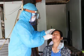 Lấy mẫu xét nghiệm cho người dân xã Việt Cường, huyện Trấn Yên, tỉnh Yên Bái. (Ảnh: Tuấn Anh/TTXVN)