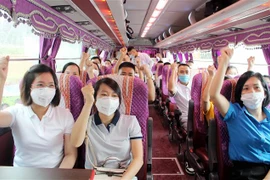 Các y, bác sỹ tỉnh Phú Thọ lên đường hỗ trợ tỉnh Bình Dương chống dịch. (Ảnh: Trung Kiên/TTXVN)