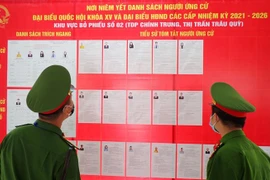 Công an huyện Gia Lâm, thành phố Hà Nội đảm bảo chủ động từ sớm, từ xa để công tác bảo vệ Ngày bầu cử được an toàn trong mọi tình huống tại Khu vực bỏ phiếu số 2, Tổ dân phố Chính Trung, thị trấn Trâu Quỳ. (Ảnh: Anh Tuấn/TTXVN)