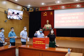 Cán bộ, công chức Đảng ủy Khối các cơ quan Trung ương quyên góp, ủng hộ Quỹ phòng, chống dịch COVID-19. (Ảnh: Phương Hoa/TTXVN)