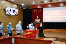 Cán bộ, công chức Đảng ủy Khối các cơ quan Trung ương quyên góp, ủng hộ Quỹ phòng, chống dịch COVID-19. (Ảnh: Phương Hoa/TTXVN)