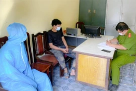 Lã Tiến Đ. (áo đen) tại cơ quan Công an huyện Ba Chẽ (Quảng Ninh). (Ảnh: TTXVN phát)