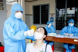 Lấy mẫu xét nghiệm COVID-19. (Nguồn: TTXVN)