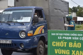 Các lực lượng quân sự xã Phạm Văn Cội, huyện Củ Chi, Thành phố Hồ Chí Minh làm nhiệm vụ ở chốt đường liên xã Bùi Thị Điệp 501. (Ảnh: Diệp Trương/TTXVN)