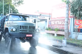 Tiểu đoàn Hóa học 38 (Bộ Tham mưu) và lực lượng Quân y (Cục Hậu cần) thuộc Quân đoàn 4 bắt đầu phun xịt khử khuẩn tại Công ty trách nhiệm hữu hạn Puku và các khu vực trên địa bàn thị xã Tân Uyên, tỉnh Bình Dương. (Ảnh: TTXVN)