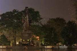 Các thiết bị chiếu sáng tại khu vực Tượng đài Lý Thái Tổ, quận Hoàn Kiếm, Hà Nội được tắt bớt. (Ảnh: Hoàng Hiếu/TTXVN)