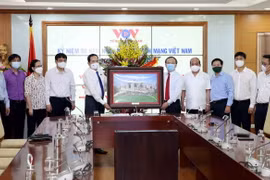 Phó Chủ tịch Thường trực Quốc hội Trần Thanh Mẫn tặng bức ảnh Nhà Quốc hội cho Đài Tiếng nói Việt Nam nhân kỷ niệm 96 năm Ngày Báo chí Cách mạng Việt Nam (21/6/1925-21/6/2021). (Ảnh: Phạm Kiên/TTXVN)