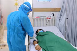 Nhân viên y tế tiến hành thăm khám sức khỏe sản phụ. (Ảnh: TTXVN phát)