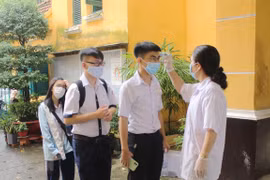 Đo thân nhiệt cho học sinh. (Ảnh minh họa. Nguồn: TTXVN)
