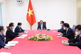 Thủ tướng Phạm Minh Chính điện đàm với Thủ tướng Pháp Jean Castex. (Ảnh: Dương Giang/TTXVN)