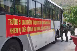 Cán bộ, chiến sỹ học viên Trường Sỹ quan thông tin, thành phố Nha Trang, tỉnh Khánh Hòa lên đường hỗ trợ thành phố Nha Trang để kiểm soát chặt chẽ các các khu vực phong tỏa ở các xã, phường có nhiều 'vùng đỏ. (Ảnh: Phan Sáu/TTXVN)