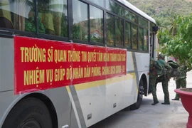 Cán bộ, chiến sỹ học viên Trường Sỹ quan thông tin, thành phố Nha Trang, tỉnh Khánh Hòa lên đường hỗ trợ thành phố Nha Trang để kiểm soát chặt chẽ các các khu vực phong tỏa ở các xã, phường có nhiều 'vùng đỏ. (Ảnh: Phan Sáu/TTXVN)