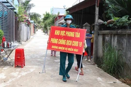 Lực lượng chức năng tháo dỡ và thu dọn đồ đạc tại chốt phòng, chống dịch COVID-19 tại cụm dân cư Tổ dân phố 5 (phường Him Lam, thành phố Điện Biên Phủ, tỉnh Điện Biên). (Ảnh: Xuân Tiến/TTXVN)