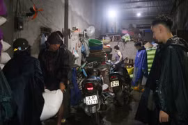 Các lực lượng ứng trực kịp thời giúp đỡ người dân di chuyển tài sản. (Nguồn: Báo Lào Cai)