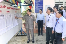Ông Bùi Văn Cường và đoàn công tác kiểm tra tại phường Xuân An (thành phố Phan Thiết). (Ảnh: Hồng Hiếu/TTXVN)