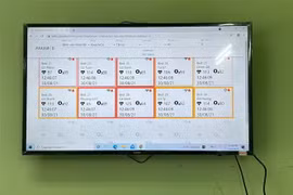 Thông số tình trạng sức khỏe các bệnh nhân được cập nhật qua ứng dụng công nghệ Tele-ICU Monitoring. (Ảnh: TTXVN phát)