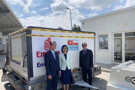 Đại sứ Nguyễn Hùng cùng cán bộ sứ quán nhận bàn giao lô vaccine do Ba Lan viện trợ. (Ảnh: TTXVN phát)