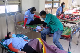 Các công nhân bị ngộ độc thực phẩm đang được điều trị tại Bệnh viện Đa khoa tỉnh Phú Yên. (Ảnh: Xuân Triệu/TTXVN)