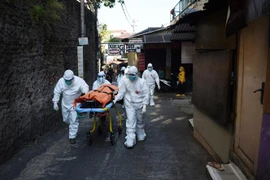 Chuyển thi thể bệnh nhân COVID-19 tại Bandung, Indonesia. (Ảnh: AFP/TTXVN)
