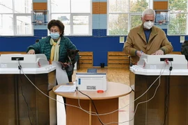 Cử tri Nga bỏ phiếu bầu Duma Quốc gia (Hạ viện) tại điểm bầu cử ở Moskva, ngày 19/9/2021. (Ảnh: THX/TTXVN)
