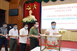 Doanh nghiệp, cá nhân ở tỉnh Hà Nam ủng hộ Quỹ vaccine phòng COVID-19. (Ảnh: Nguyễn Chinh/TTXVN)