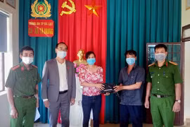Tại Công an xã Tà Nung, chị Trương Thị Dung nhận lại tài sản đã đánh rơi. (Nguồn: Cand.com.vn)