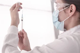 Nhân viên y tế chuẩn bị tiêm vắcxin ngừa bệnh viêm đường hô hấp cấp COVID-19 của hãng Sinovac tại một địa điểm tiêm chủng ở Sao Paulo, Brazil, ngày 2/3/2021. (Ảnh: THX/TTXVN)