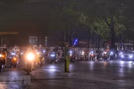 Lực lượng công an điều tiết giao thông tại khu vực Hồ Gươm. (Ảnh: Tuấn Đức/TTXVN)