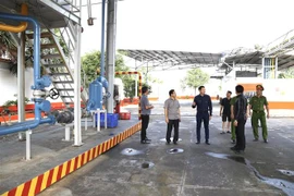 Công an khám xét một kho chứa xăng giả. (Ảnh: TTXVN phát)