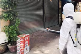 Phun khử khuẩn để phòng dịch. (Nguồn: TTXVN)